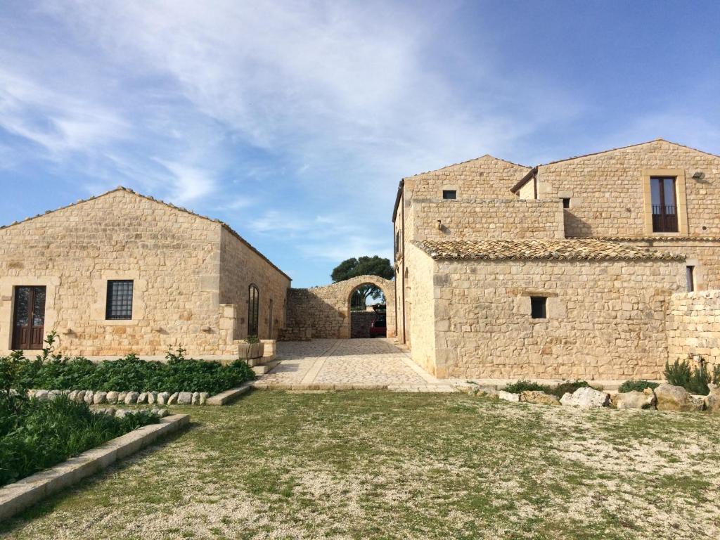 an external view of a stone building with a driveway at Agriturismo Arà in Casale Zappulla