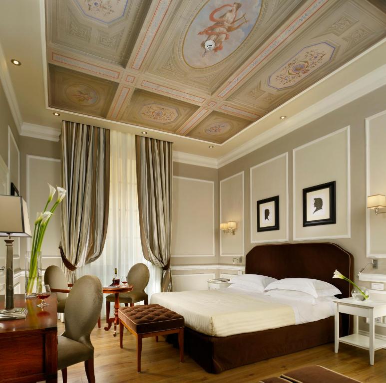 - une chambre avec un grand lit et un plafond à caissons dans l'établissement FH55 Hotel Calzaiuoli, à Florence