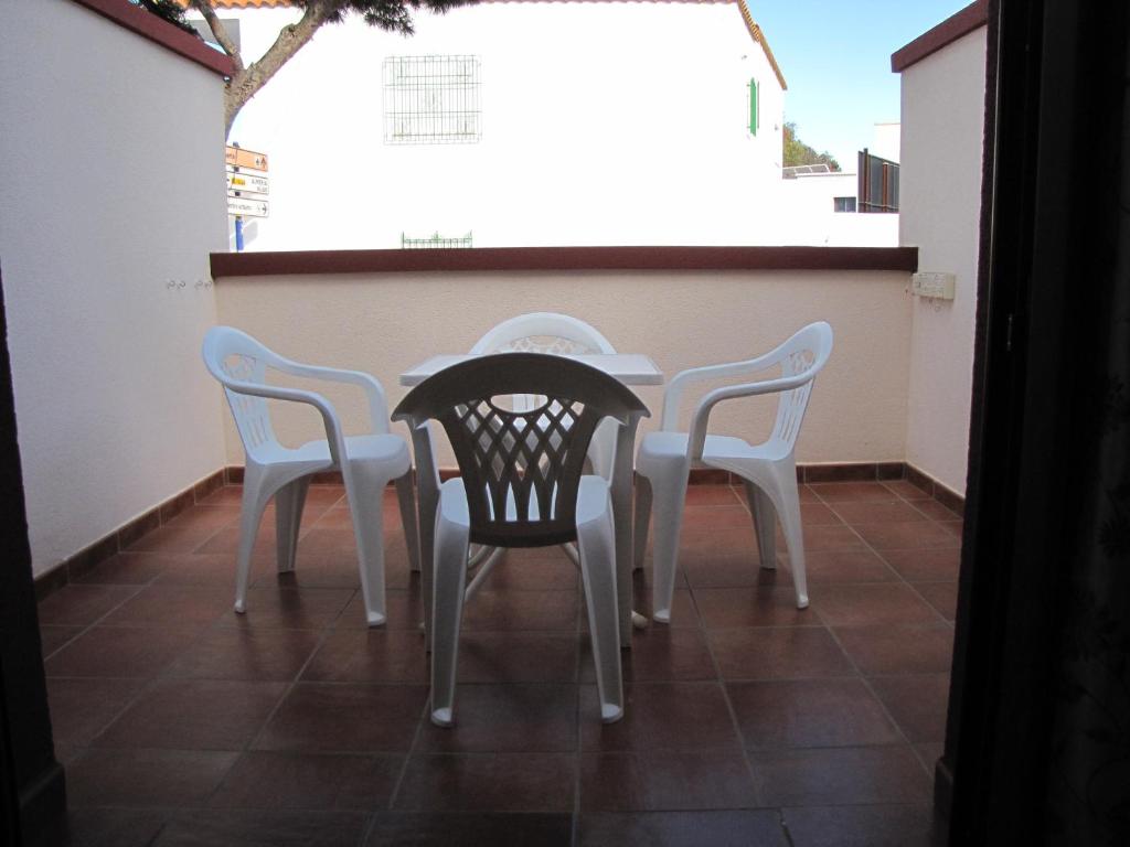 a table and four chairs on a balcony at Hotel-Apartamento Carolina y Vanessa in San José