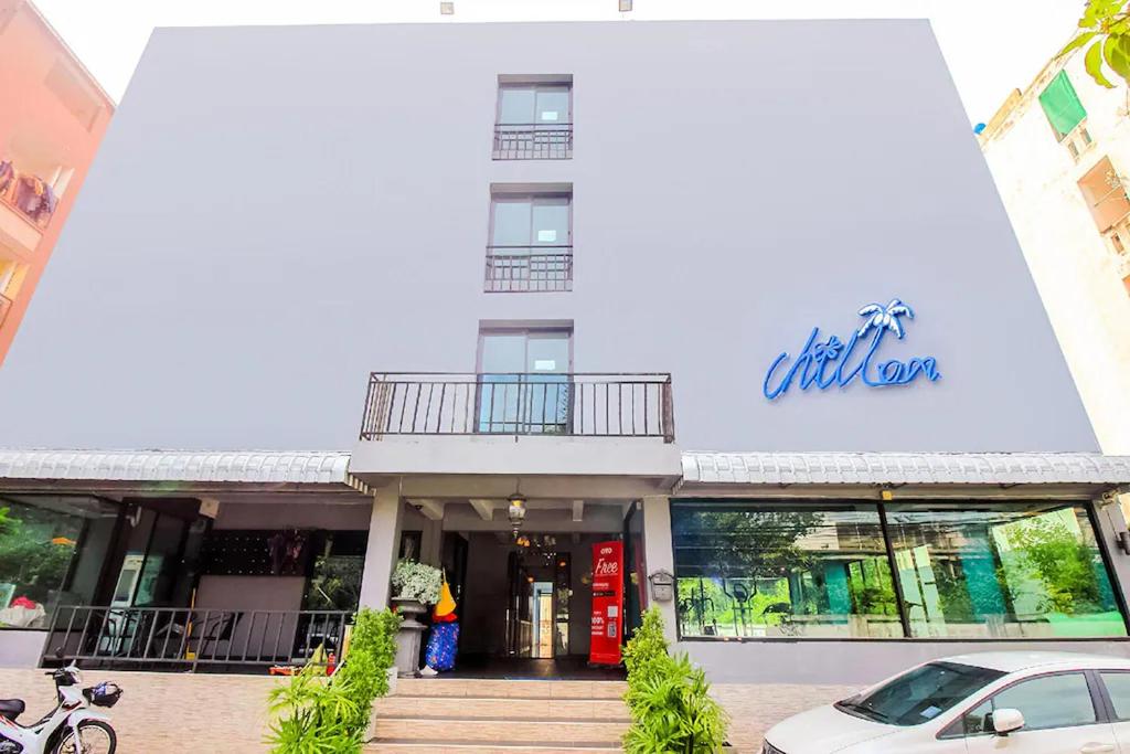 a building with a car parked in front of it at Chill Guest in Ban Khlong Khwang Klang
