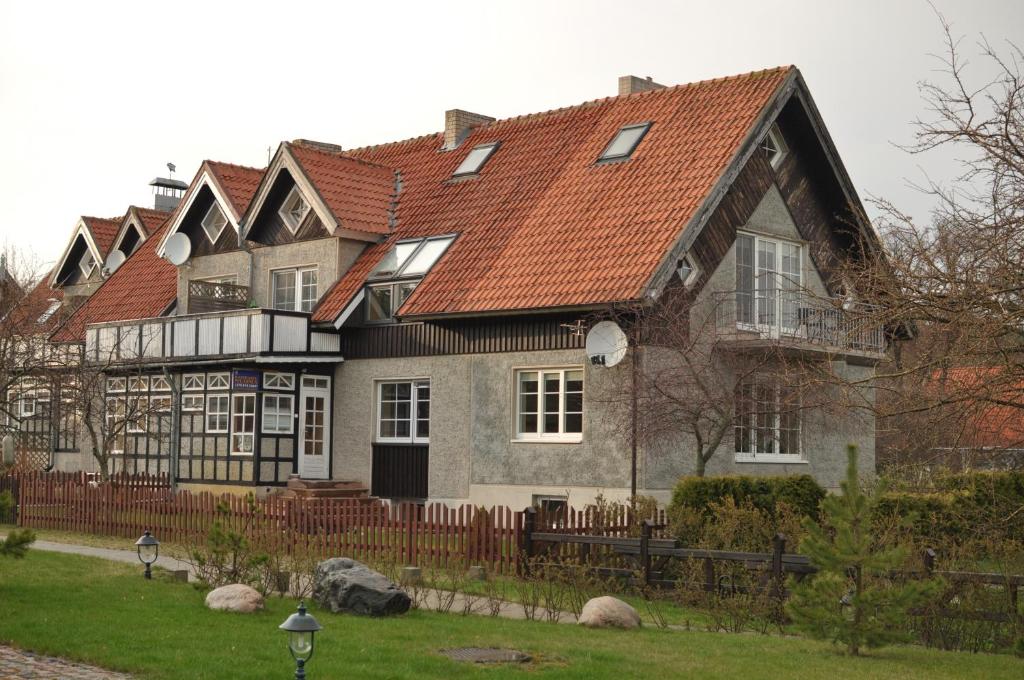 una casa grande con techo rojo en Nidos burė, en Nida