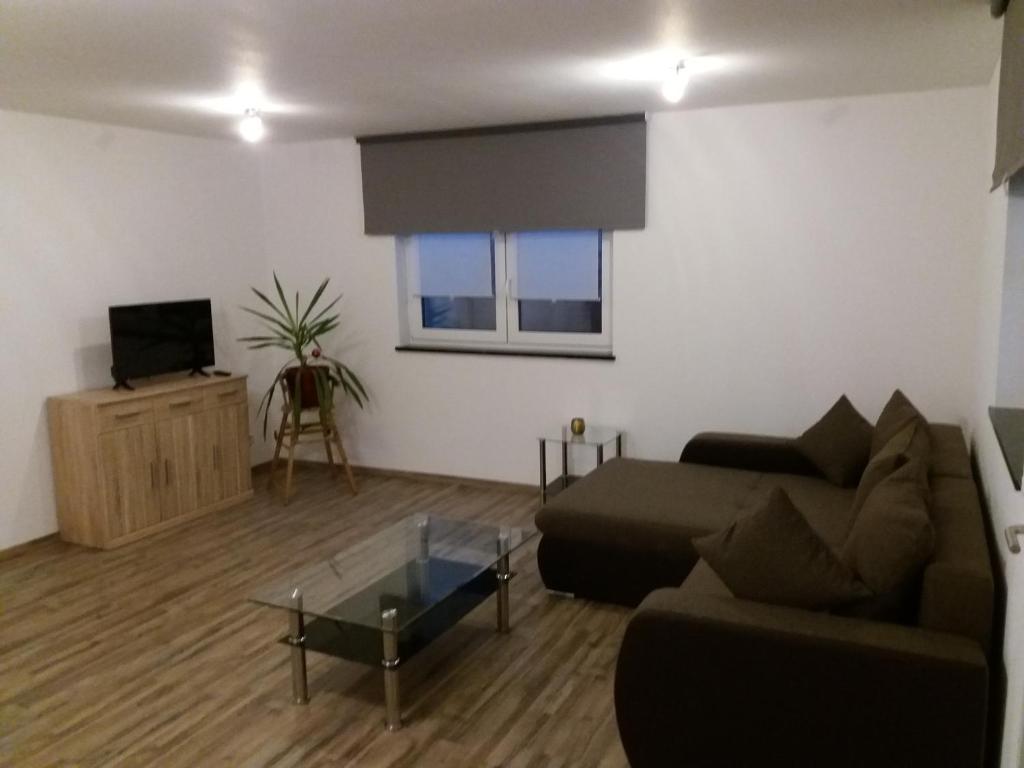 ein Wohnzimmer mit einem Sofa und einem Couchtisch in der Unterkunft Apartment Rust UG in Rust