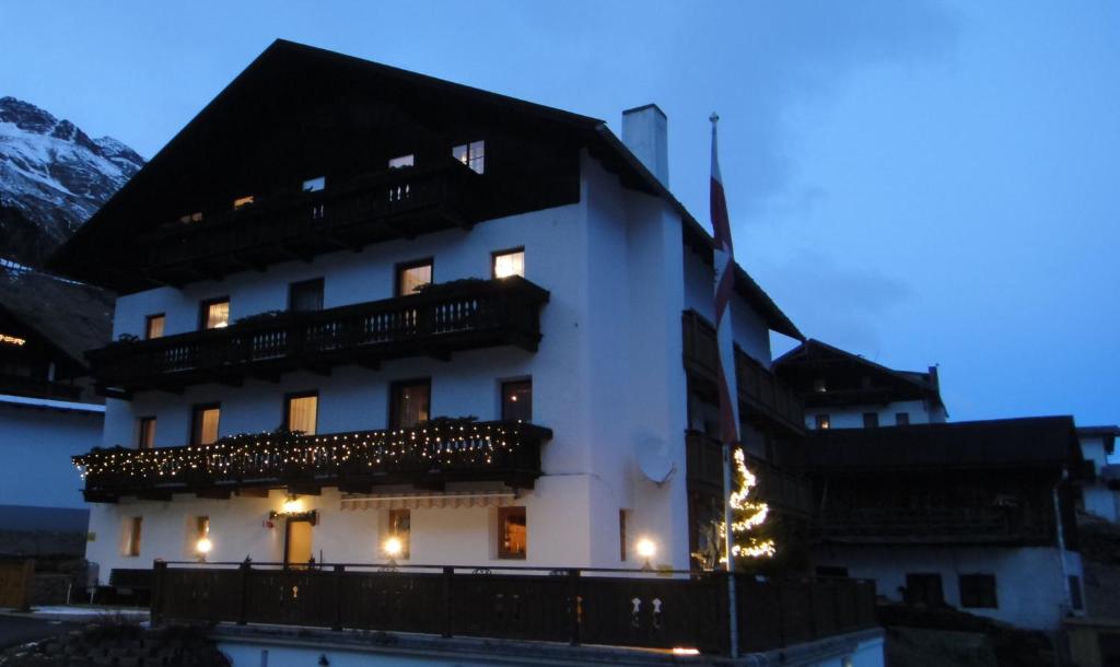 ein Gebäude mit einem Weihnachtsbaum davor in der Unterkunft Pension Elisabeth in Vent