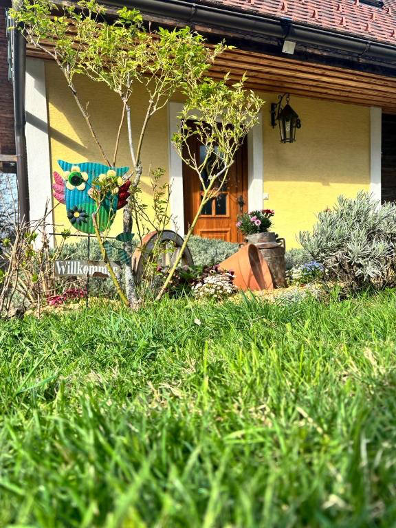 a house with a yard with green grass at Huber's Ferienhaus 28 in Leutschach
