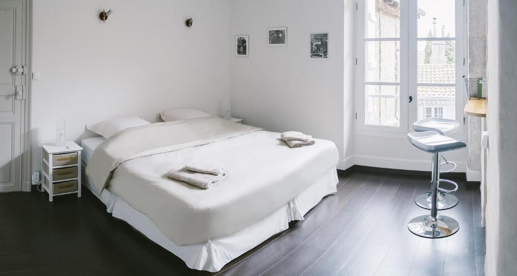 una camera bianca con un letto e una finestra di A2 PAS a Lectoure