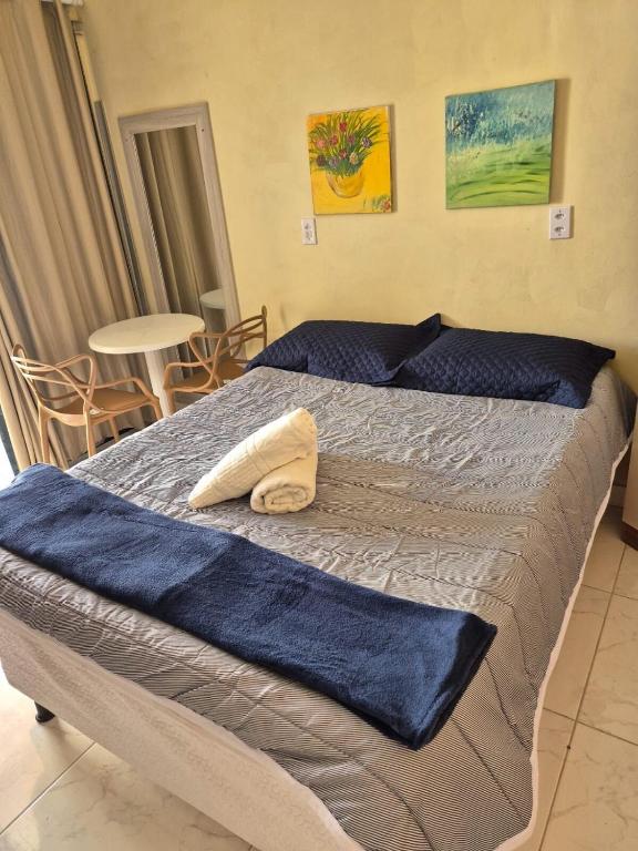 a bed with blue sheets and blue pillows on it at Rosy flat térreo in Petrolina