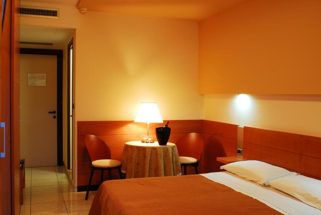 Postel nebo postele na pokoji v ubytování Hotel Club Astor
