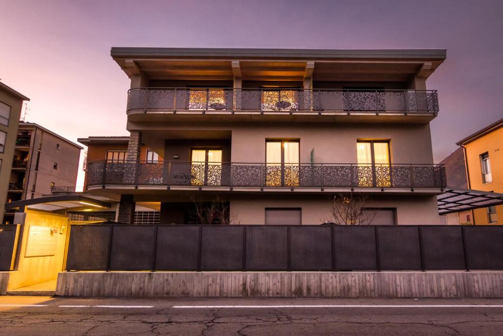 - un bâtiment avec balcon dans une rue dans l'établissement Lake Home Holiday, à Côme