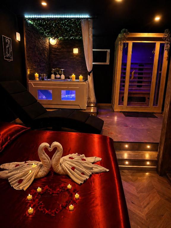 a room with a swan sitting on a table at Love Room balnéo double & sauna Privés - Nuit d'exception in Briord