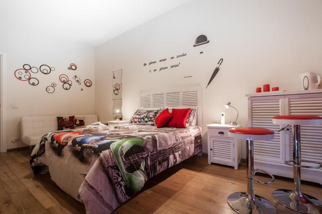 ローマにあるDemi's homeのベッドルーム1室(ベッド1台、バースツール2台付)