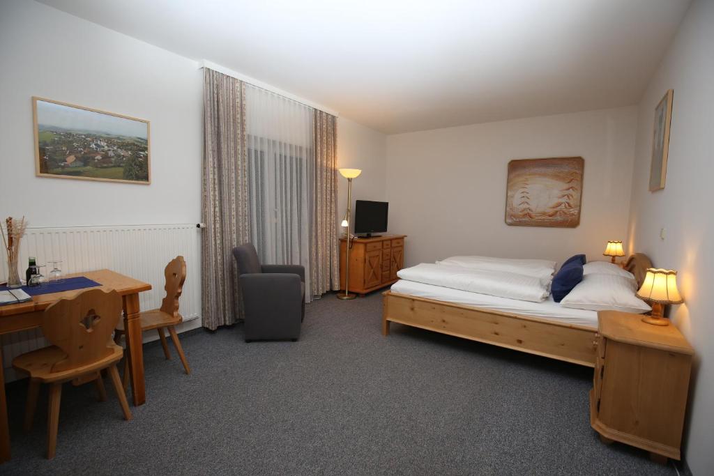 Postel nebo postele na pokoji v ubytování Grandhotel Niederösterreichischer Hof