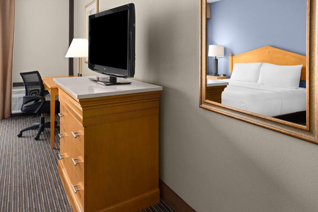 Days Hotel by Wyndham Toms River Jersey Shore photo