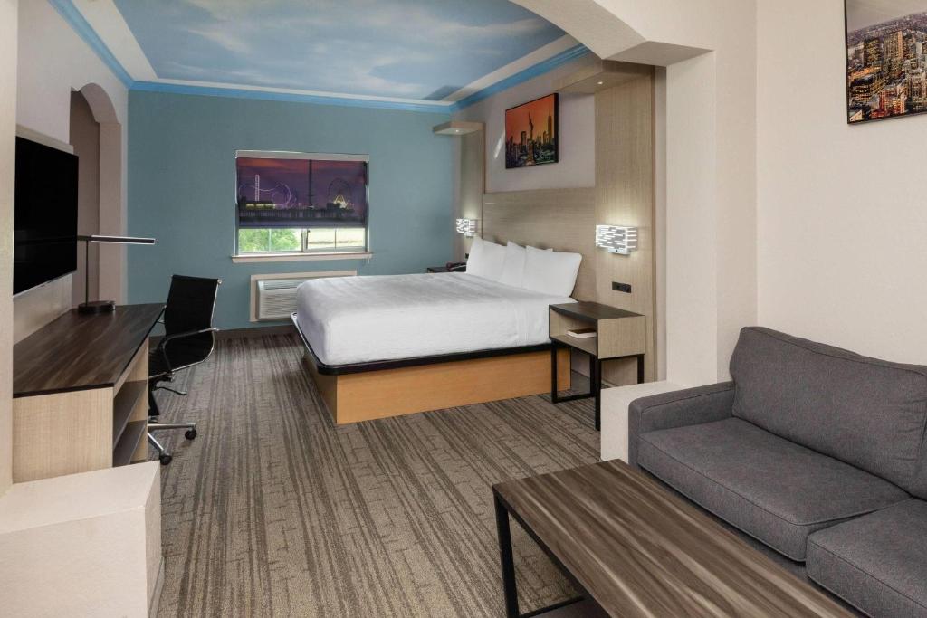 Baymont by Wyndham Texas City - 