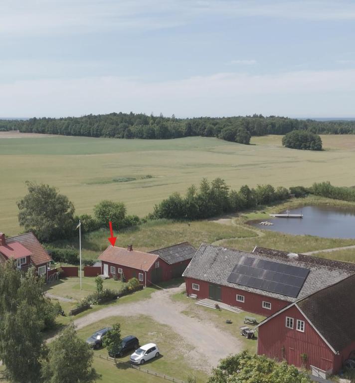 an overhead view of a house with solar panels on it at Gårdshus på Kilagårds Gröna in Heberg