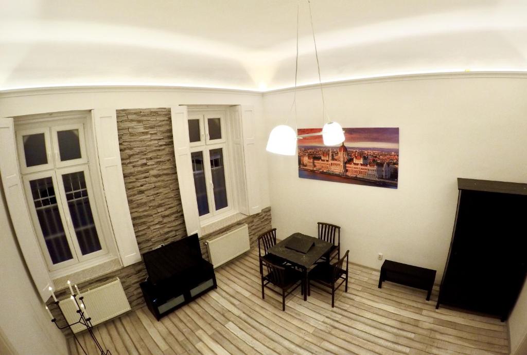 sala de estar con mesa de comedor y sillas en Homelike luxury flat on Gyulai Pál, en Budapest