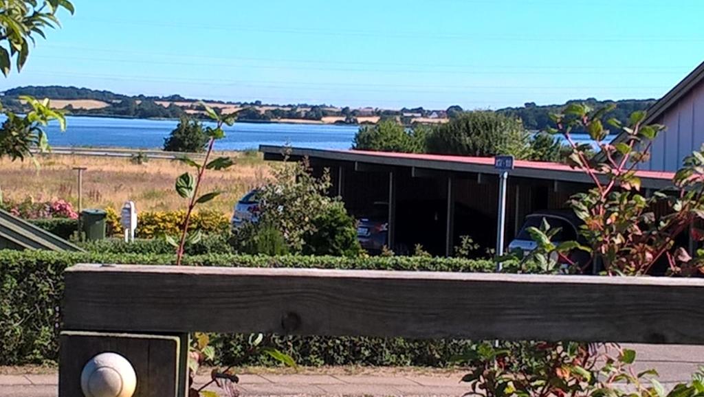 una panca di legno seduta di fronte a un edificio di Guesthouse Sønderborg, Ulkebøl a Spang