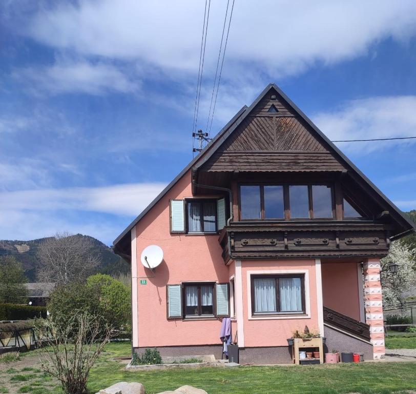 a pink house with a gambrel roof at Haus Jörgbauerngut in Spielberg