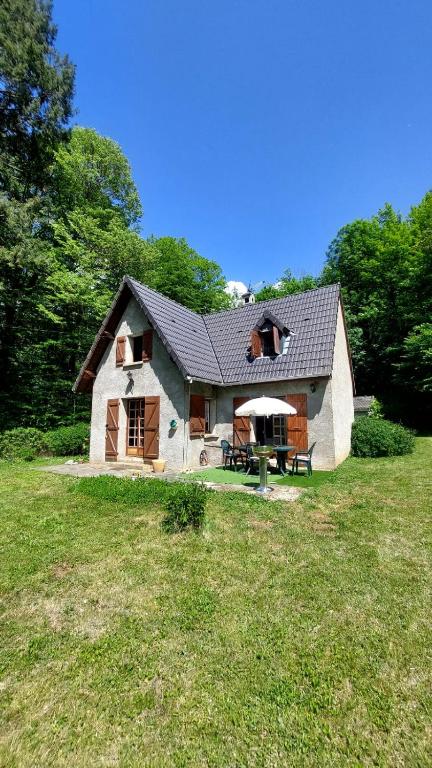 a small house in a field with a yard at Chalet chateau verdun in Château-Verdun