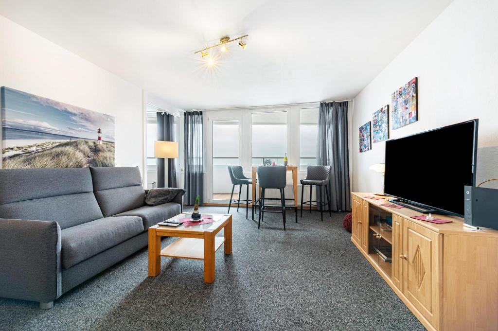 a living room with a couch and a flat screen tv at Nordseeblick in Bremerhaven