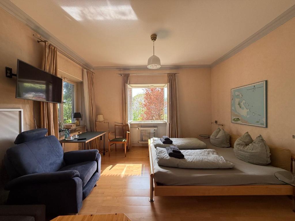 a living room with a bed and a couch at Lautertal Panorama-Suite - Kingsize-Bett & Badewanne & Dusche - Raucherbereich vor überdachten Terrasse - Rosengarten - Parkplätze 15m entfernt- Naturschutzgebiet vor Haustüre - sehr ruhige Gegend - Self-Checkin - 45qm2 in Blaustein
