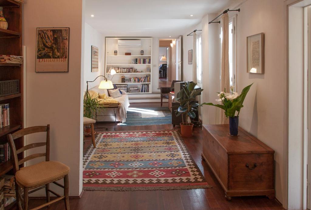 einen Flur mit einem Wohnzimmer mit einem Teppich in der Unterkunft Grand Piano Apartment in Florenz