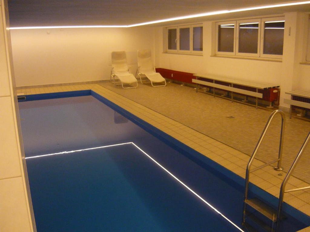 バート・ラウターベルクにあるModerne Ferienwohnung mit Schwimmbad und Saunaの- スイミングプール(椅子2脚付)