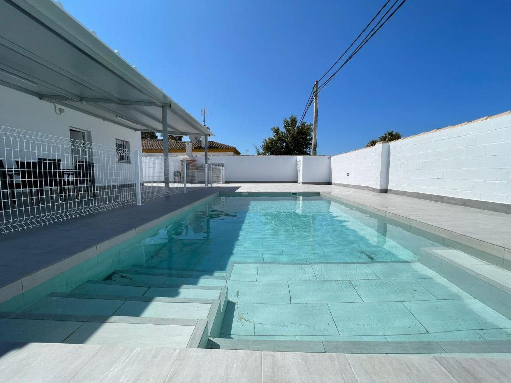 a swimming pool on the side of a building at Casa Miamar I in Campano