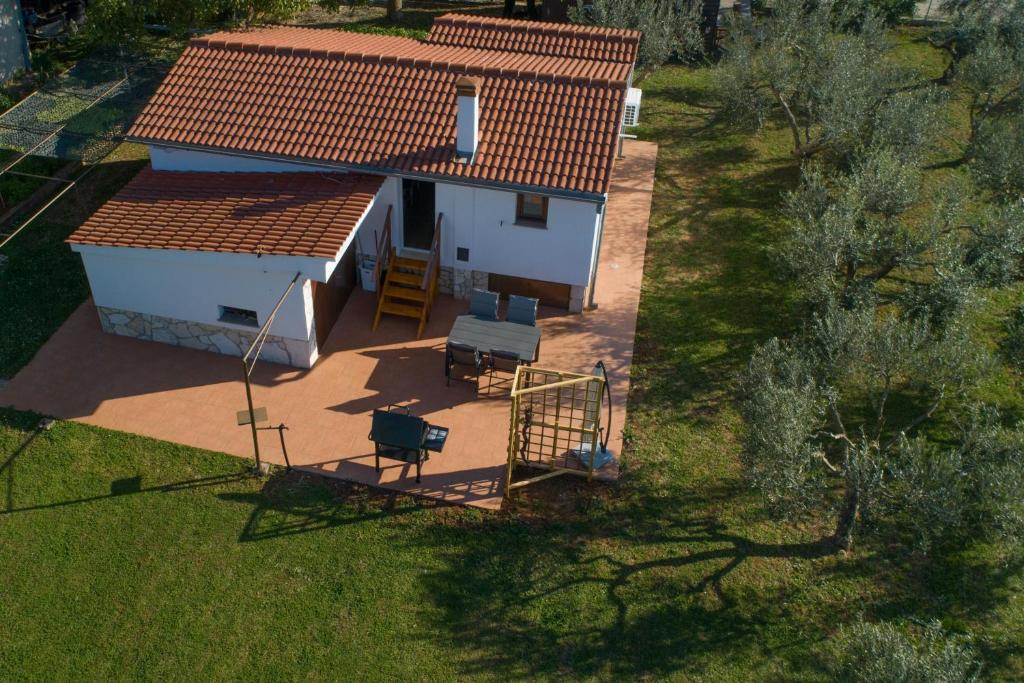 an aerial view of a white house with a yard at La Casetta di Gio in Pula