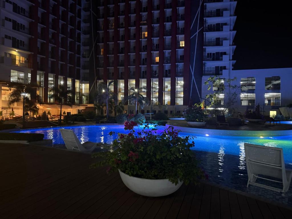 ein Pool mitten in einem Gebäude bei Nacht in der Unterkunft Ana condo at Primeworld District in Agus