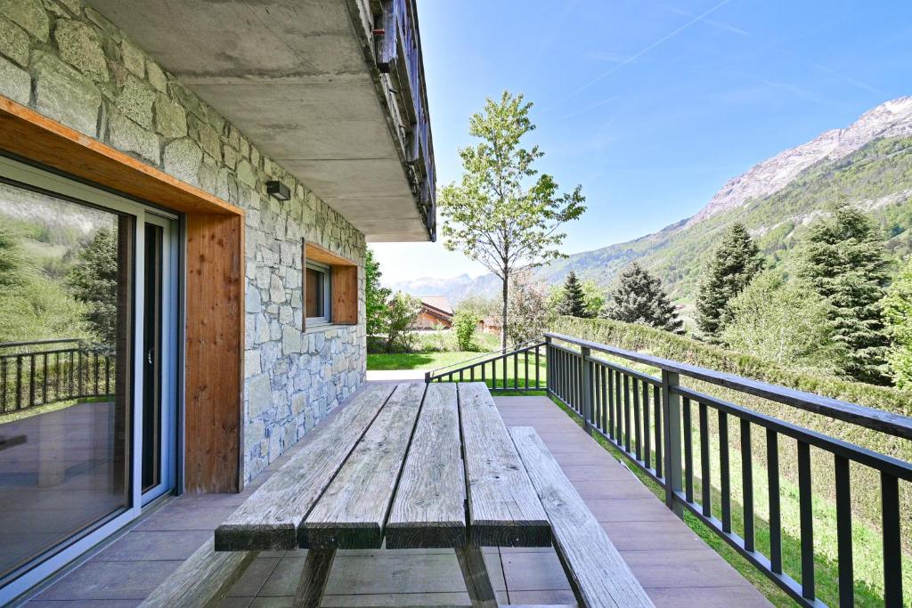 a wooden bench on the balcony of a house at Appartement Lisa - Dans chalet in Les Villards-sur-Thônes