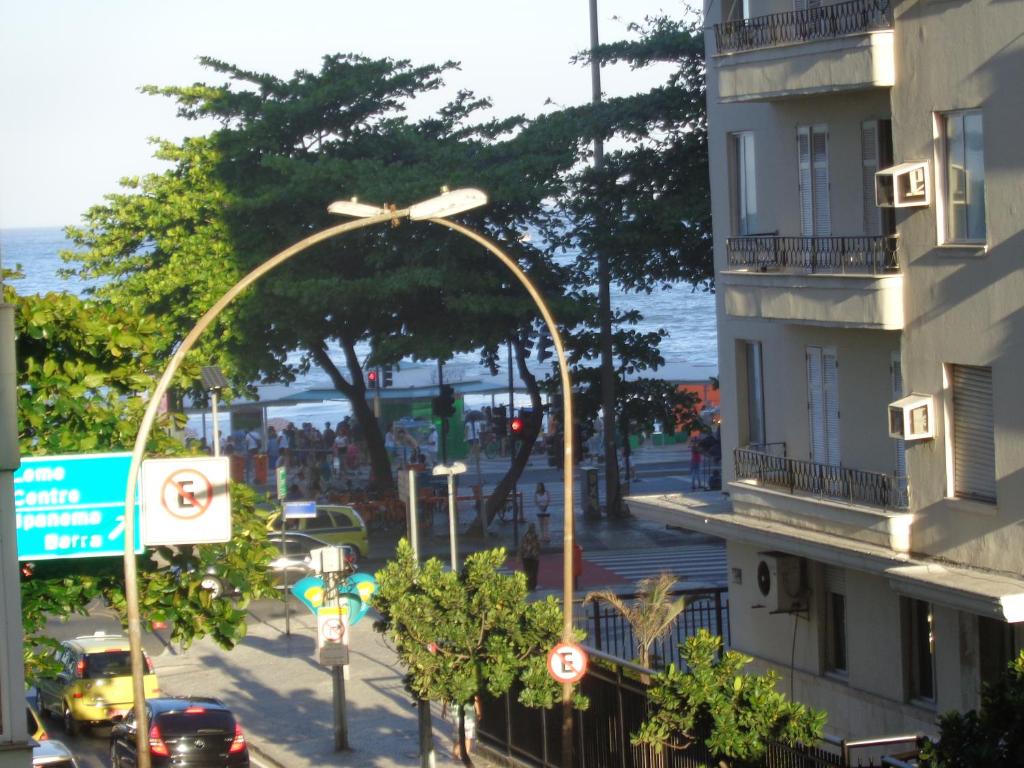 una vista de una calle con un letrero y un edificio en Apartamento Vista Mar, en Río de Janeiro