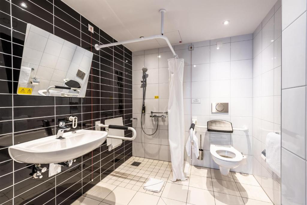 Premier Inn Düsseldorf City Centre - Double Room - Disability Access