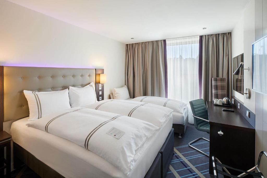 Premier Inn Hamburg City Centre - Triple Room