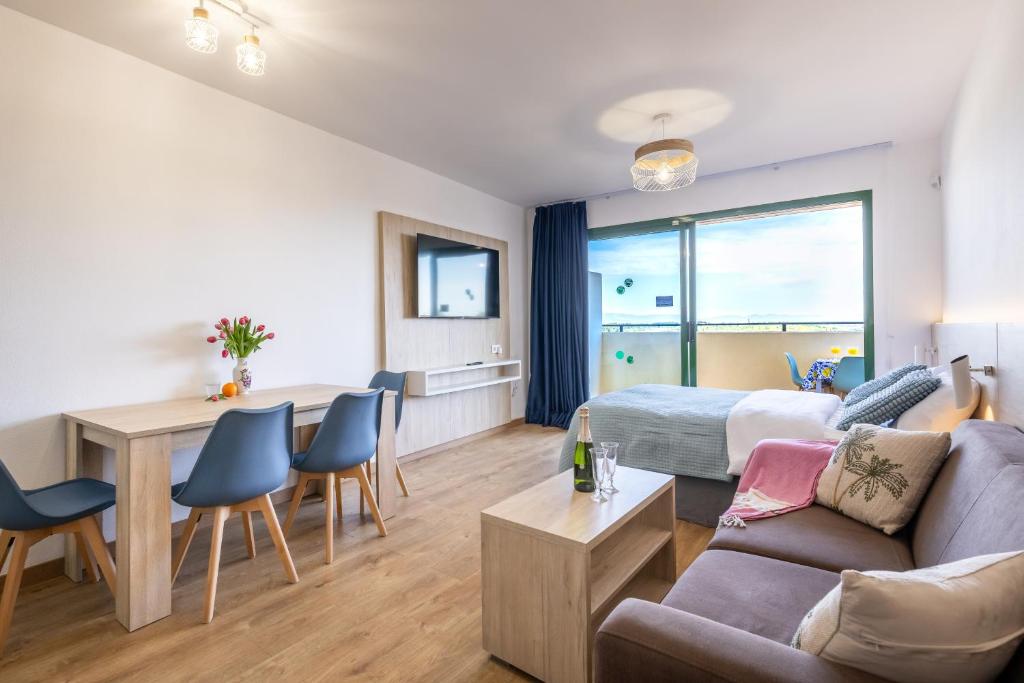 Palms & Pines Apartment, with a pool and marvellous sea view, 10 minutes to the beach