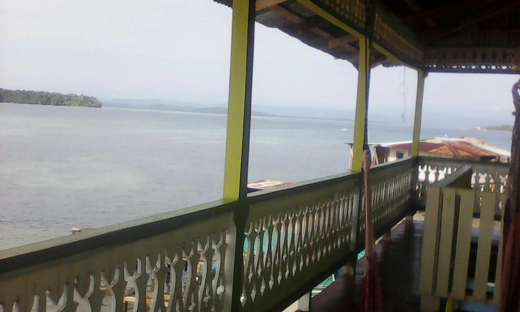un balcón con vistas a un cuerpo de agua en Bastimentos Caribean Hotel, en Bocas Town