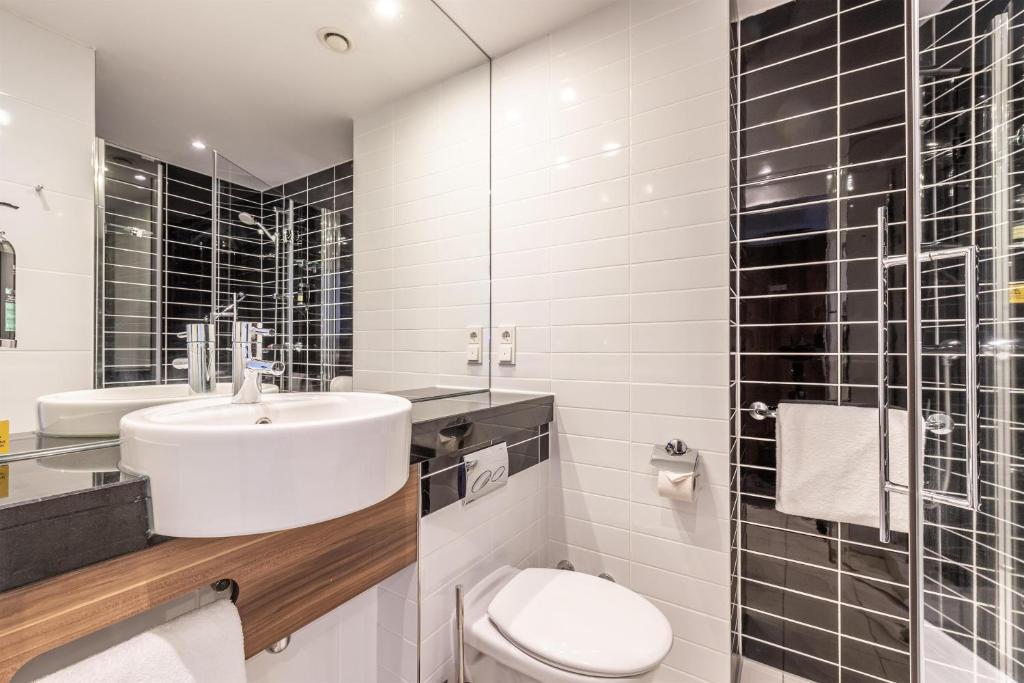 Premier Inn Hamburg City Alster - Standard Triple Room