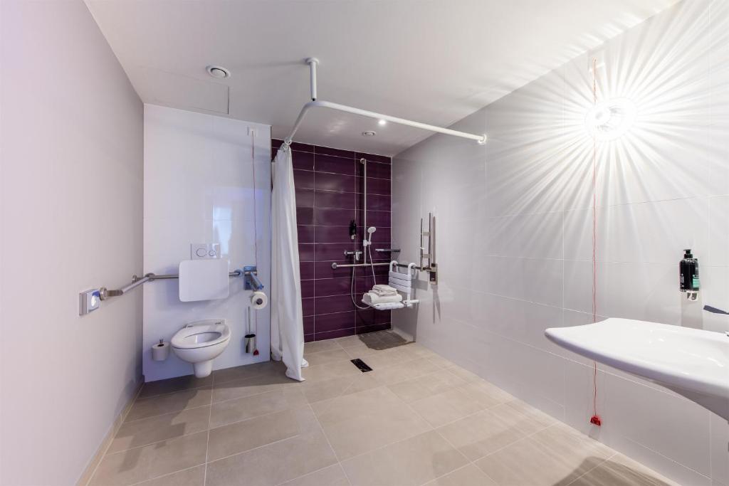 Premier Inn Stuttgart Feuerbach - King Room - Disability Access W/ Walk In Shower