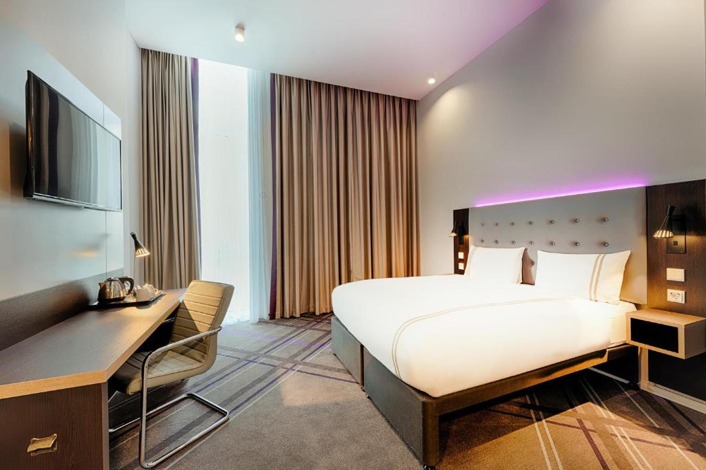 Premier Inn Wolfsburg City Centre - Double Room - Disability Access