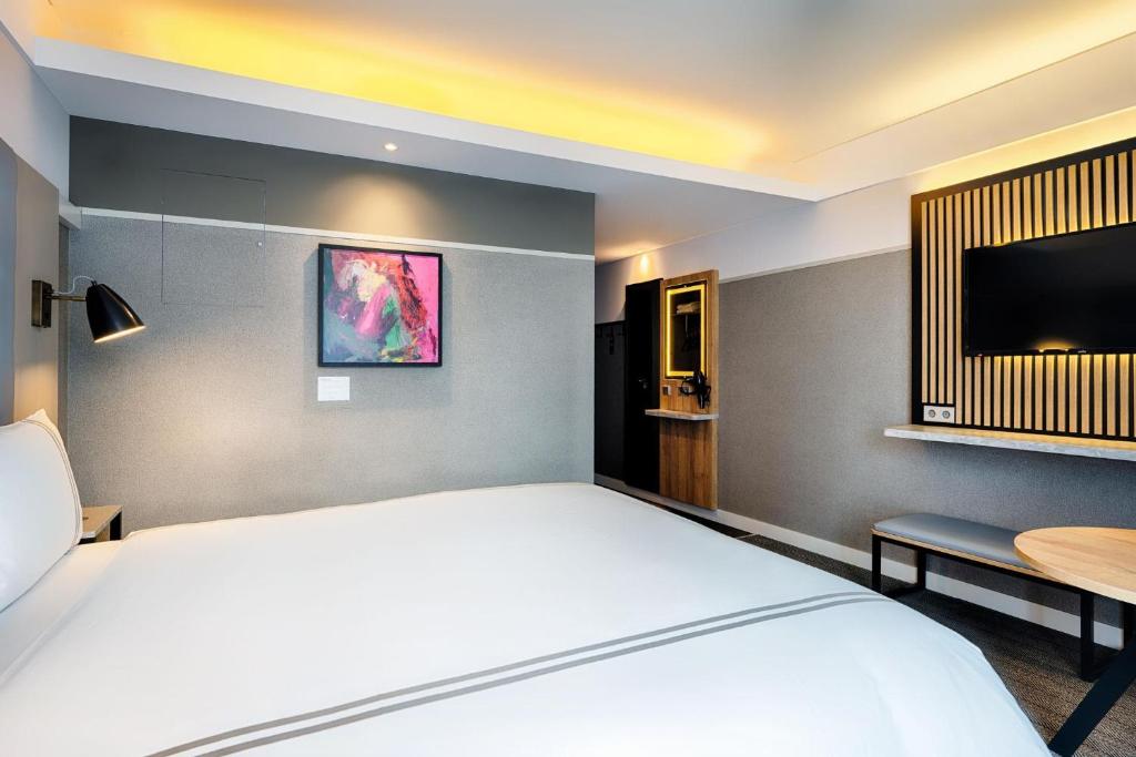 Premier Inn Heilbronn City Centre - Superior Double Room