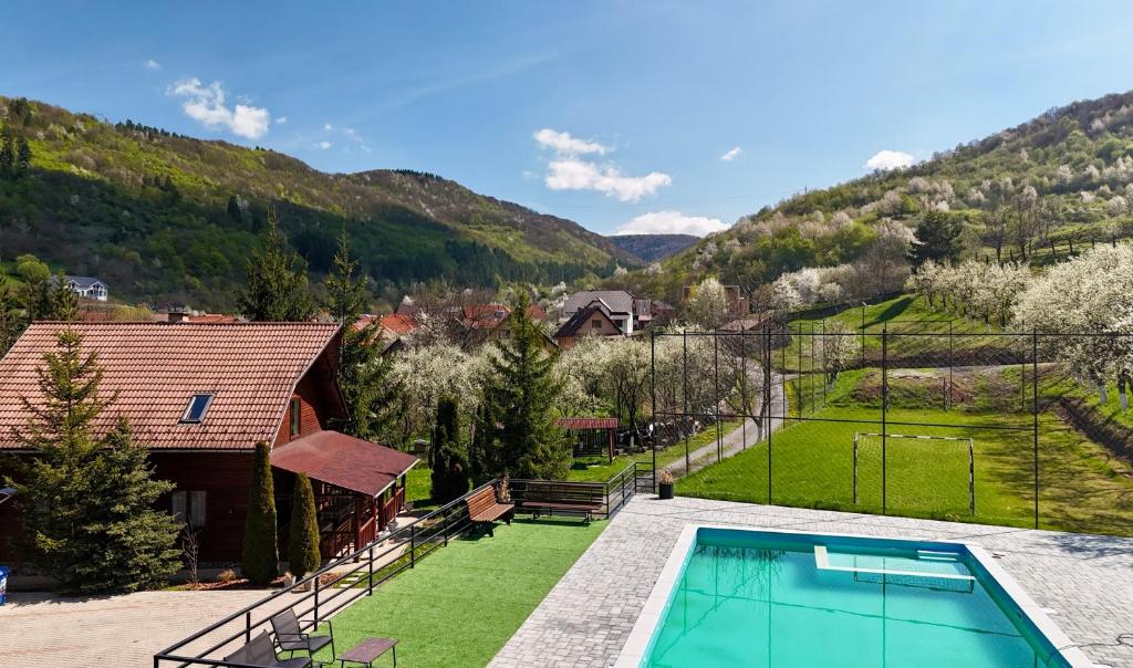 an image of a house with a swimming pool at Pensiunea Patakparti 2 in Praid