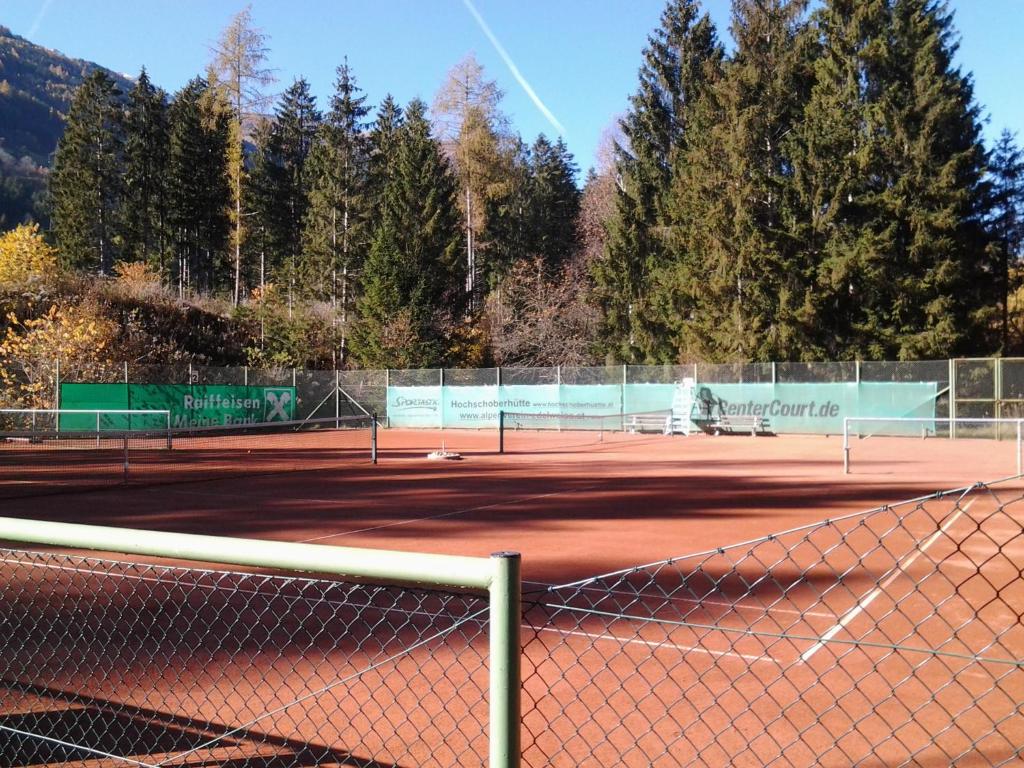 Tennis and/or squash facilities at Appartment Lukasser or nearby