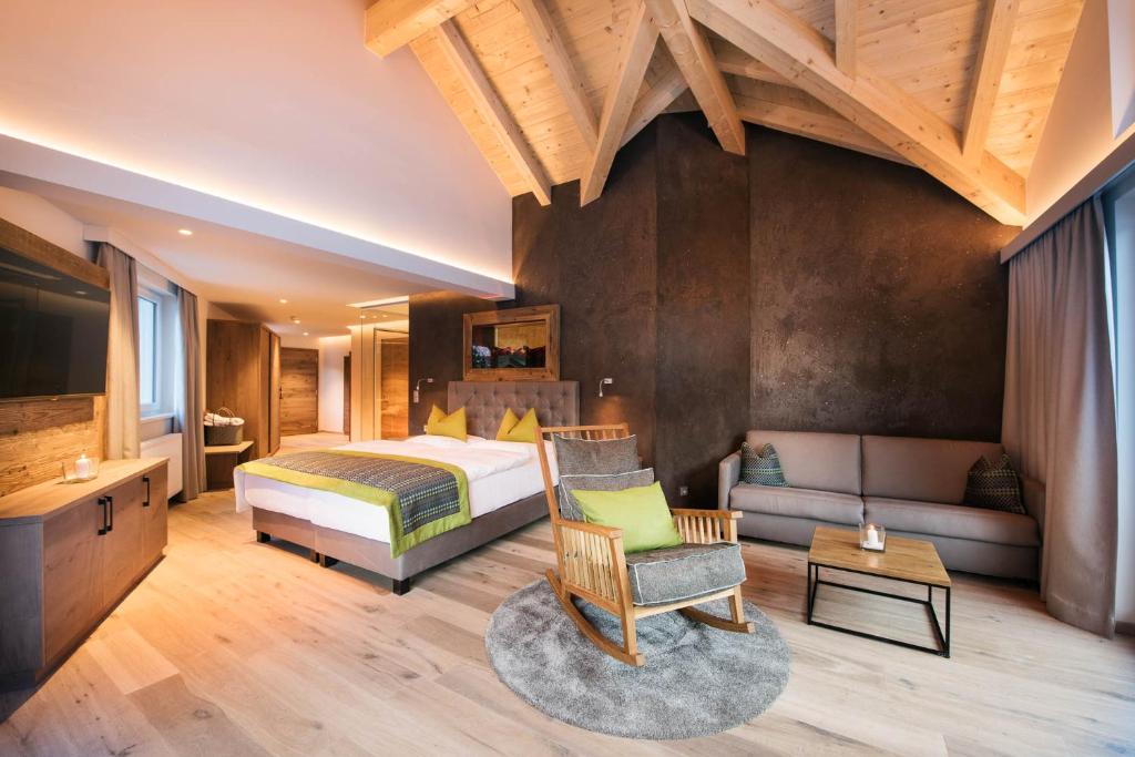 Postel nebo postele na pokoji v ubytování Premium Activehotel Bergkönig