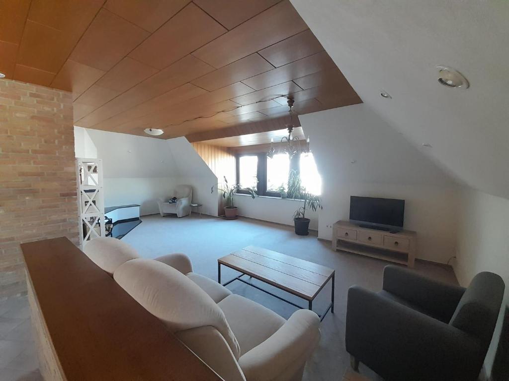 an overhead view of a living room with couches and a tv at Eichhörnchen, Ferienwohnung in Schneverdingen
