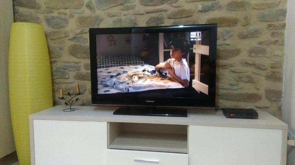 TV a/nebo společenská místnost v ubytování Le Vecchie Mura Apartment