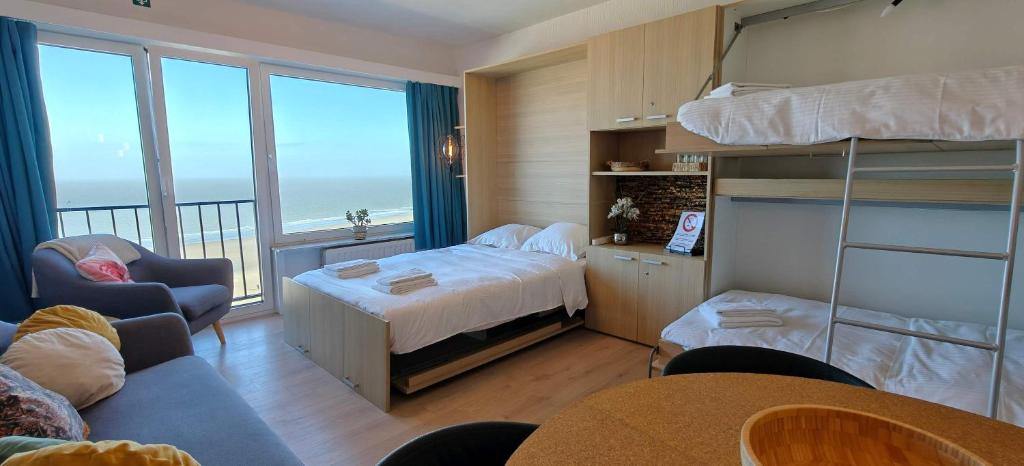 a bedroom with a bunk bed and a balcony at Zeezicht Studio Alisa in Blankenberge