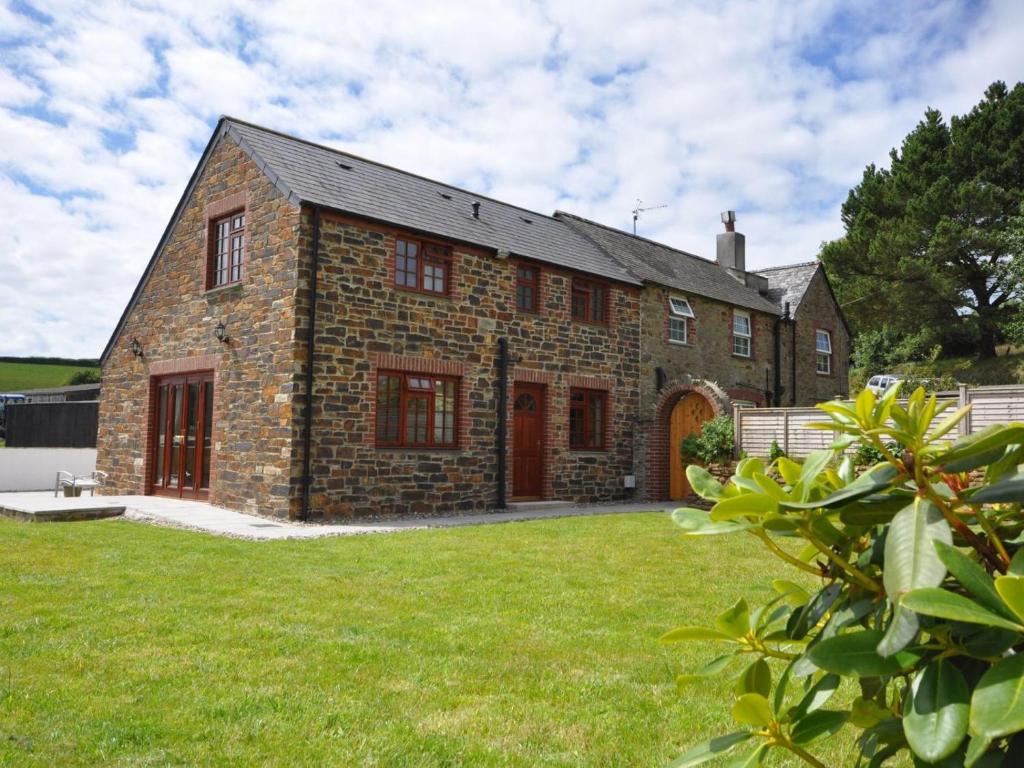 a large brick house with a grass yard at 2 Bed in Liskeard oc-landc in Duloe