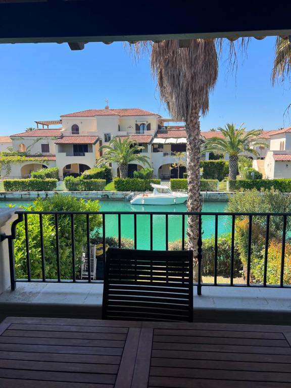 a bench on a balcony with a view of a pool at Dimora Dafne in Policoro
