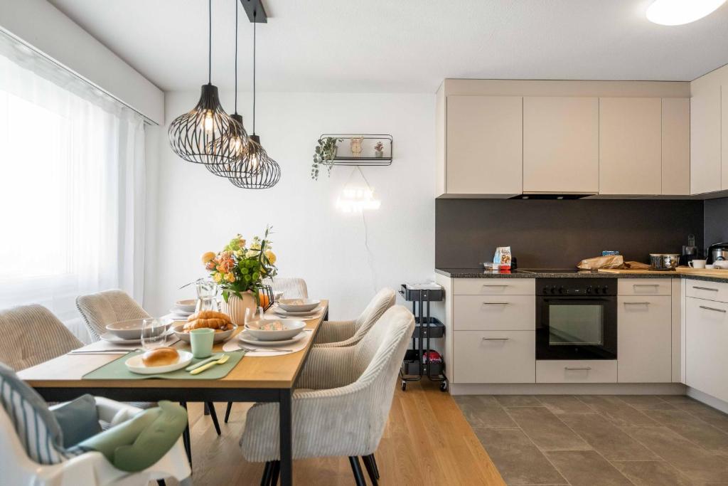a kitchen and dining room with a table and chairs at BASEKAMP Horizon I Luzern I Familie I Pilatus in Lucerne