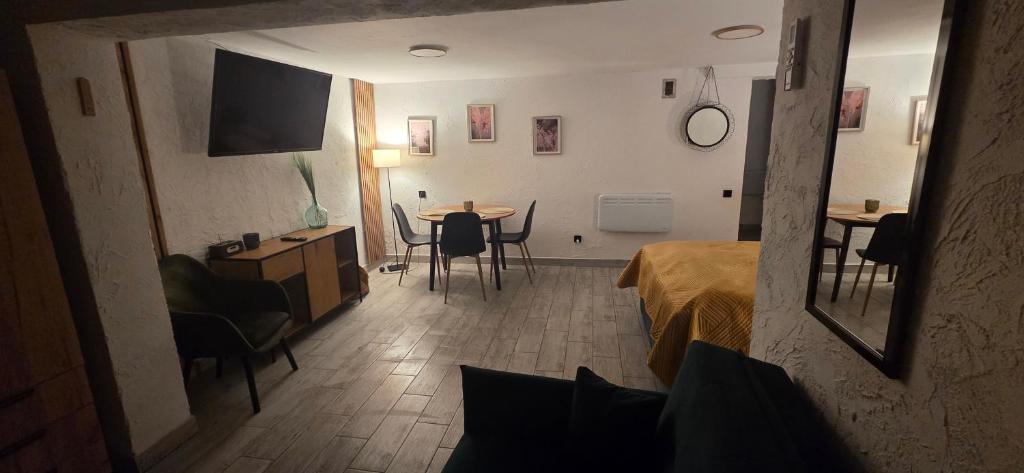 a room with a room with a table and chairs at Apartament Nova Kamienica - Studio in Łagów