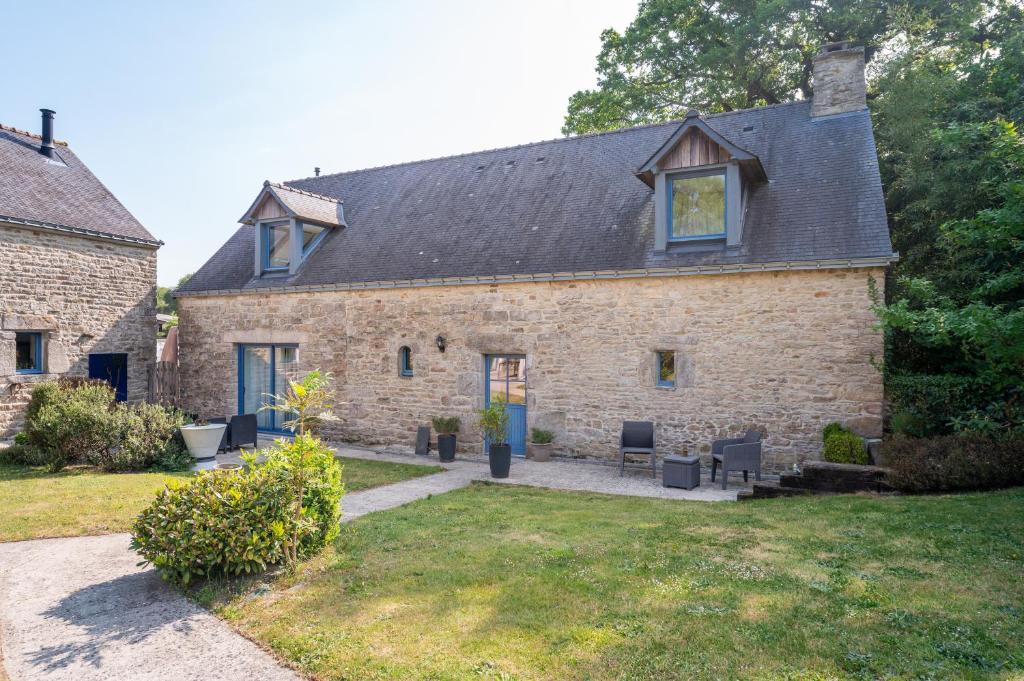 an old brick house with a window on it at Maison D'hôtes De Calzac Moulin - in Le Gorvello